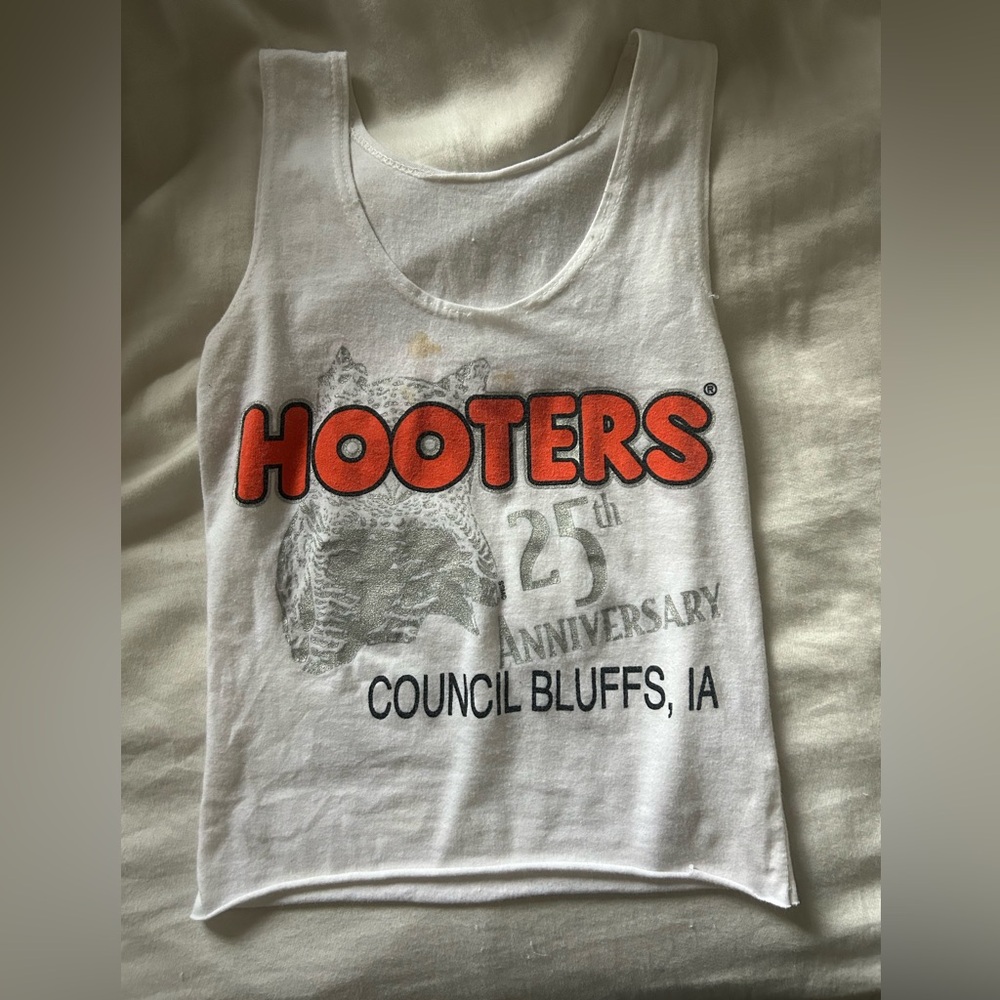 Authentic Hooters 25th Anniversary White Tank Top Council Bluffs, IA (Size:S)